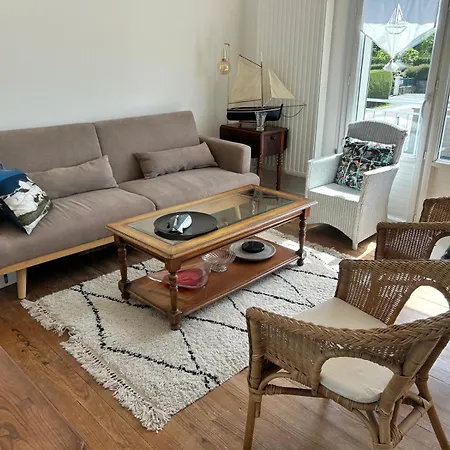 La Maison Bleue Vacance Et Jardin, La à 550 M